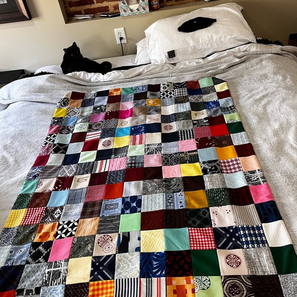 ****SOLD****Grandma’s Supreme Quilt! 👵🏽 🪡👒🧳🧵 (kitty not for sale) - Picture 3 of 9